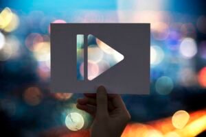Video in employer branding - play sign in front of blurry lights background